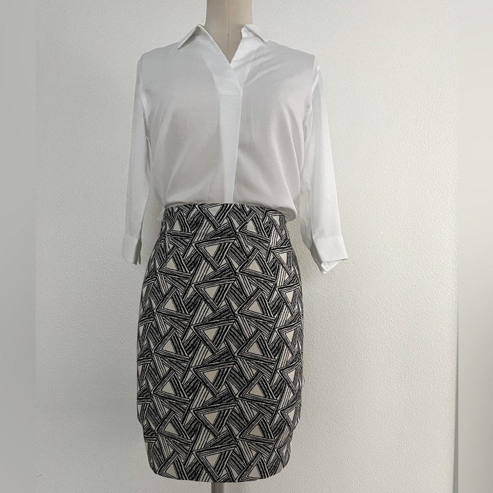 Geometric black and white pencil skirt